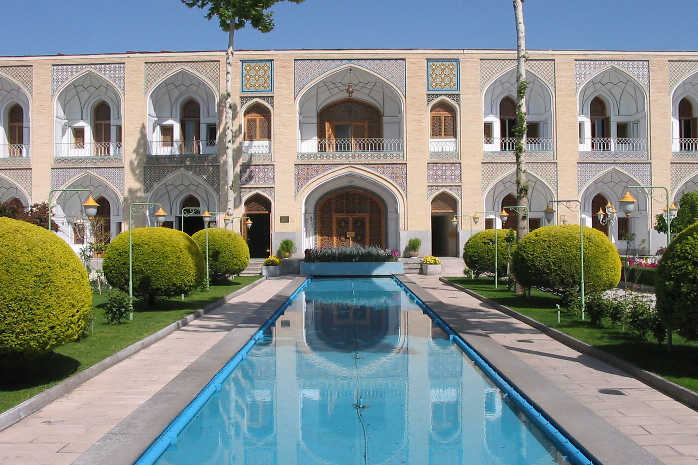Hôtel Abbasi à Ispahan : jardin et bassin de l’ancien caravansérail
