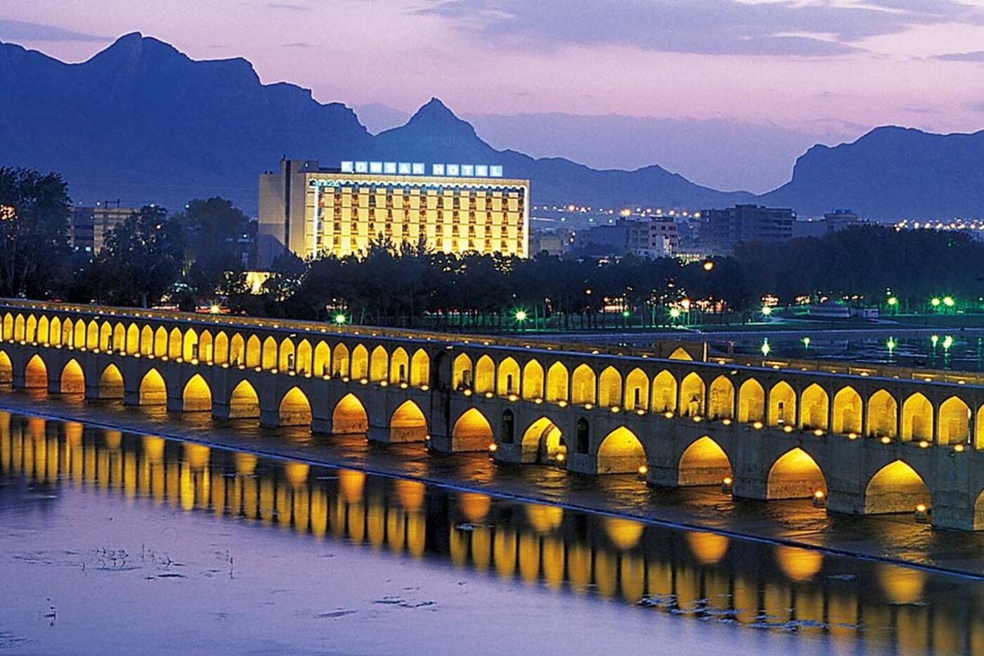 Hôtel Parsian Kowsar, en bord de Zayandeh Rud, face au pont Si-o-se Pol