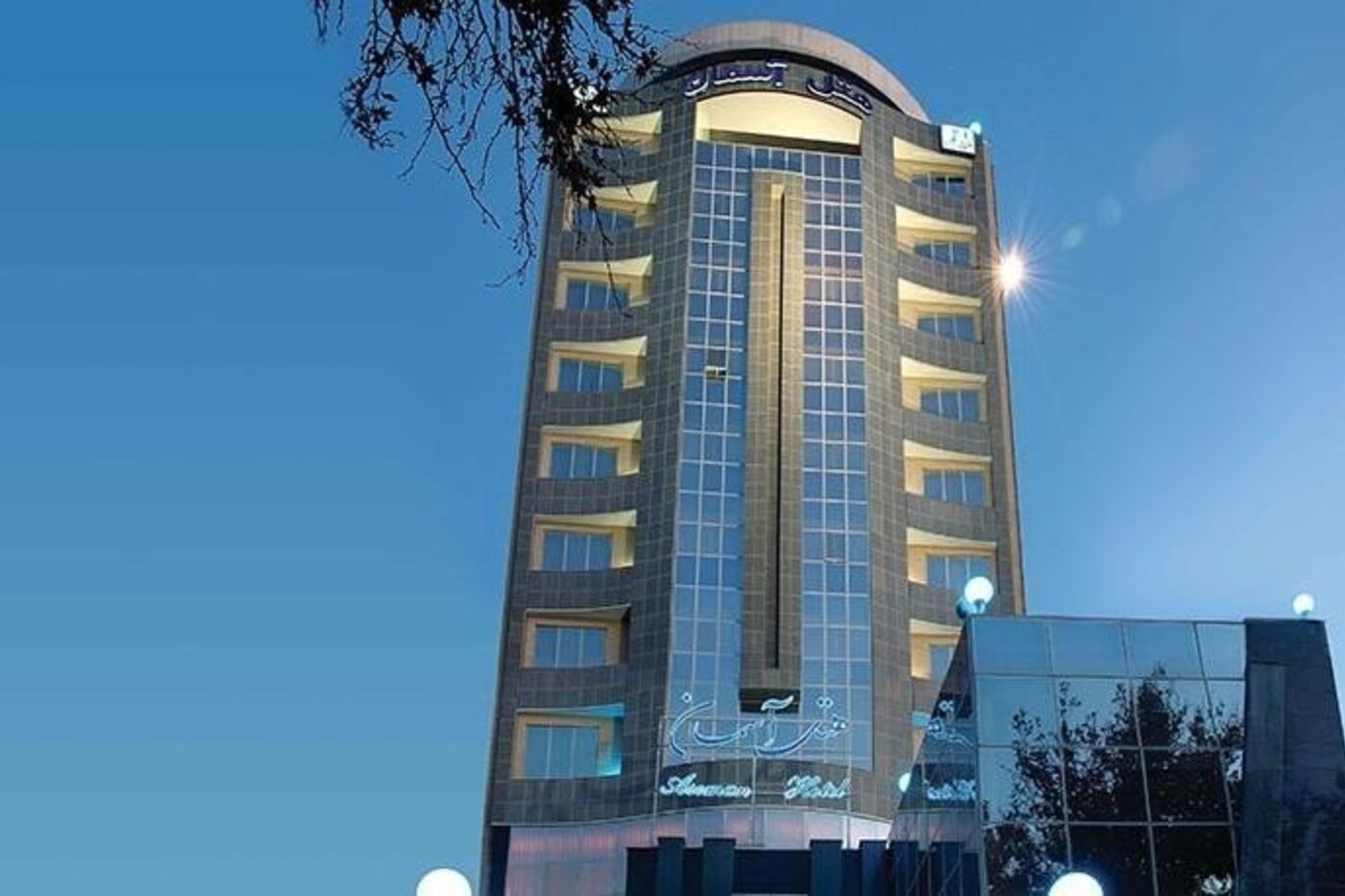 Tour de l’hôtel Aseman, le plus haut bâtiment du centre historique d’Ispahan