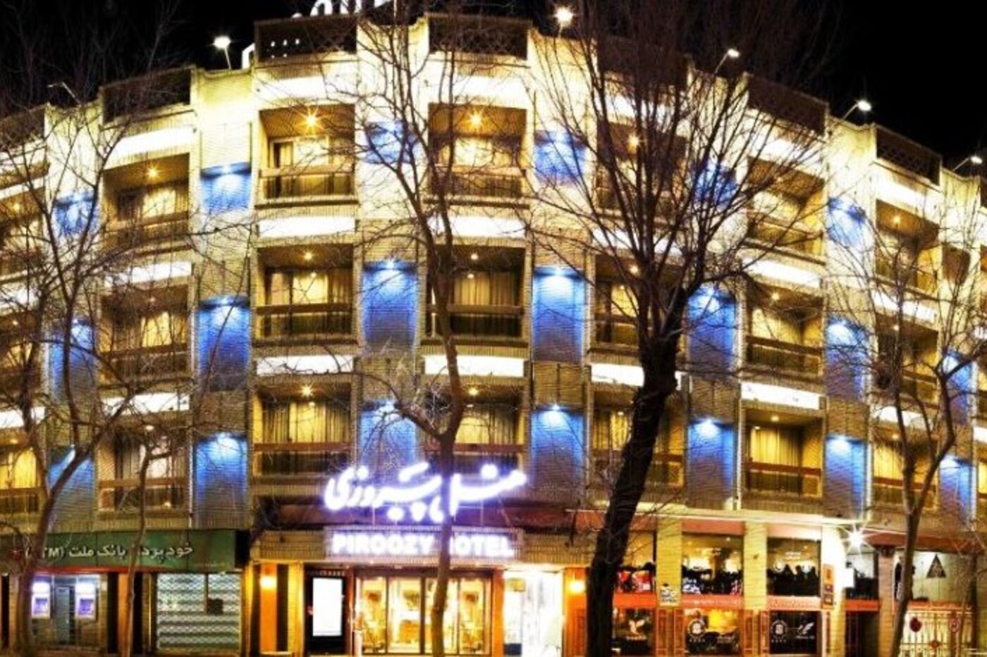 Façade de l’hôtel Piroozi, sur le Chahar Bagh à Ispahan