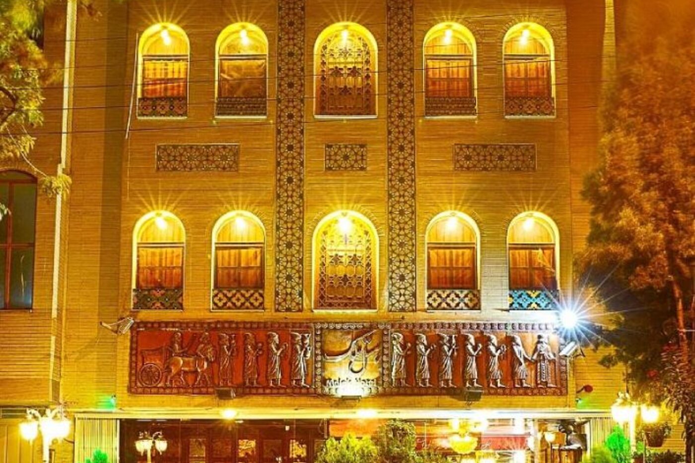 Façade nocturne de l’hôtel Malek, Ispahan