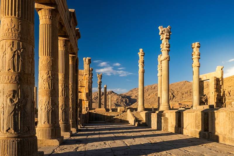 Colonnes de Persépolis à l'heure dorée