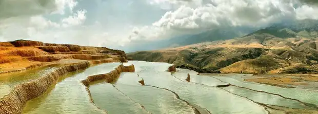 Villages aux Paysages Étranges et Géologiques